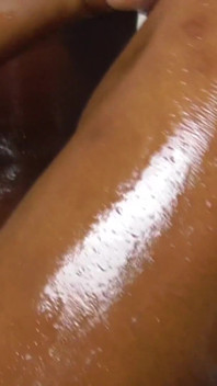 Latina nena provoca con aceite