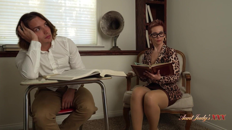 Aunt Judy's XXX: AuntJudysXXX - professora madura safada Ruby Lynn fode seu aluno depois...