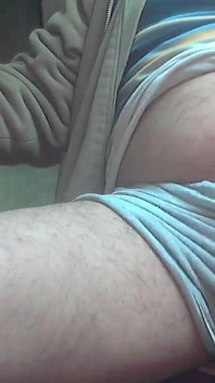 Papi musculoso está en el aire otra vez y jugando con su gran polla
