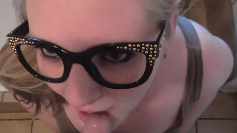 AmateurBBW: Empleada da mamada en el baño