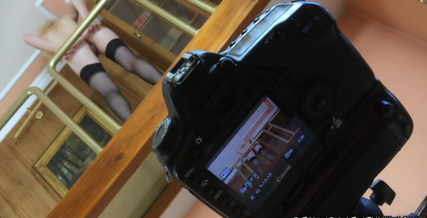 My Boobs: Dulce rubia desnuda en medias haciendo video desde abajo