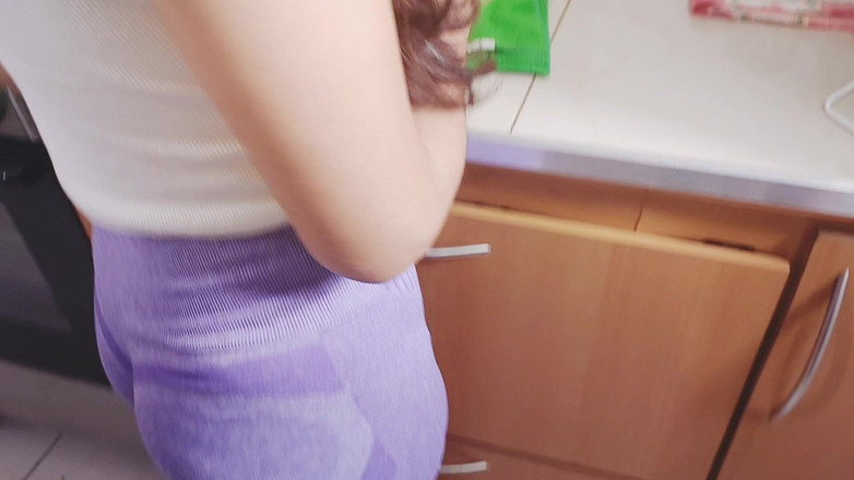Teen sex 66: Aku dientot habis-habisan sama saudara tiriku yang binal di dapur