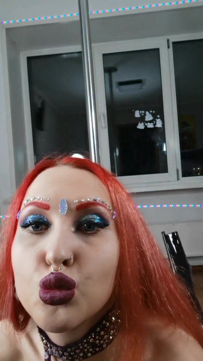 RedFox: Red Fox seksualnie tańczy nago na słupie i uderza się...