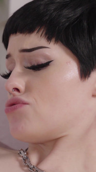 Riley parker, una splendida ragazza trans, la fa urlare di piacere mentre esplorano i corpi a vicenda