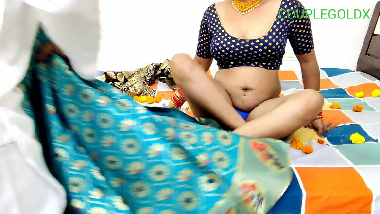 Sexy Komal: Stavo decorare il letto per la prima notte di nozze...