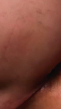 Mec Avec Une Grosse Bite Baise Un Jeune Gars Profondément Dans La Gorge Et Remplit Son Cul Serré De Sperme
