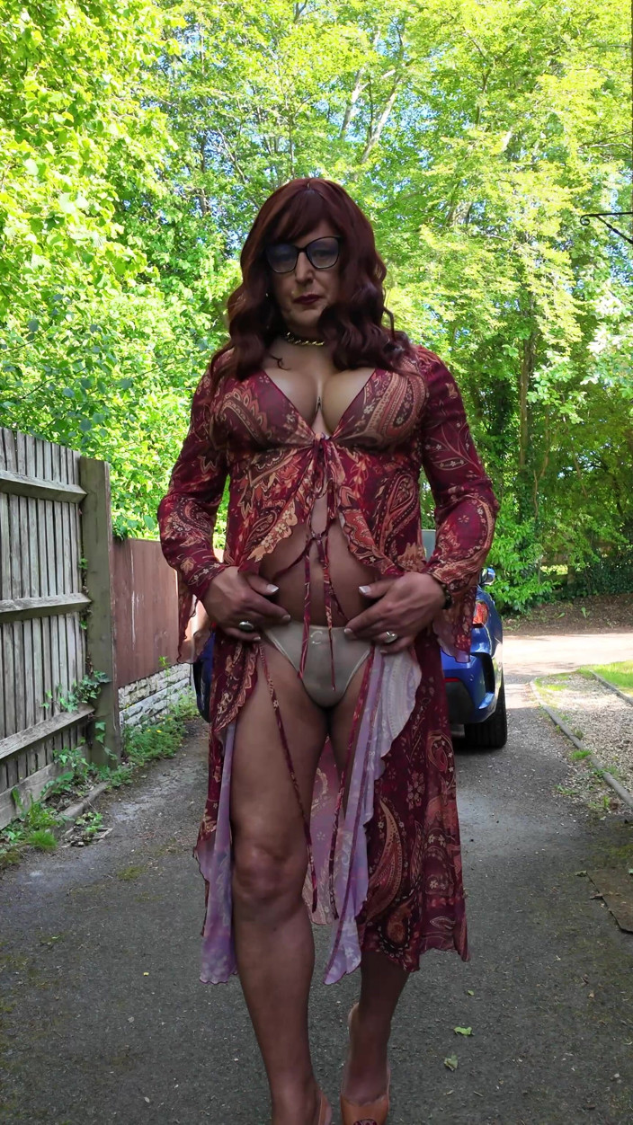 Kellycd2022: Crossdressing Kellycd2022 Menikmati Cuaca Panas Yang Indah Dalam Nilon Dan...