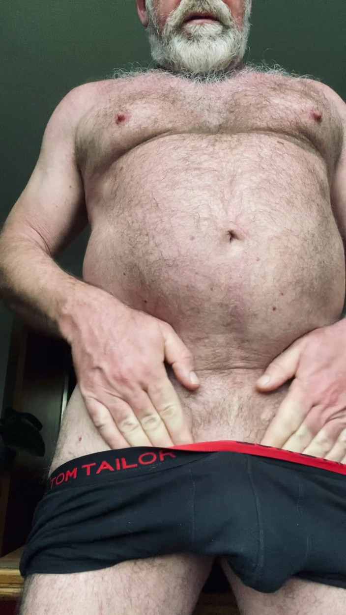 Exhibitionistman: 年老いた男が欲情したチンポを手で弄り、スプレーする