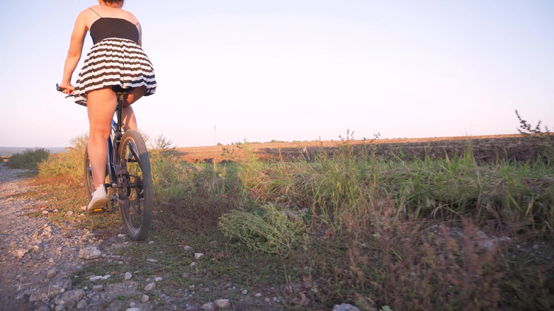 Teasecombo 4K: Blankziehen, arsch beim fahrrad unter dem rock
