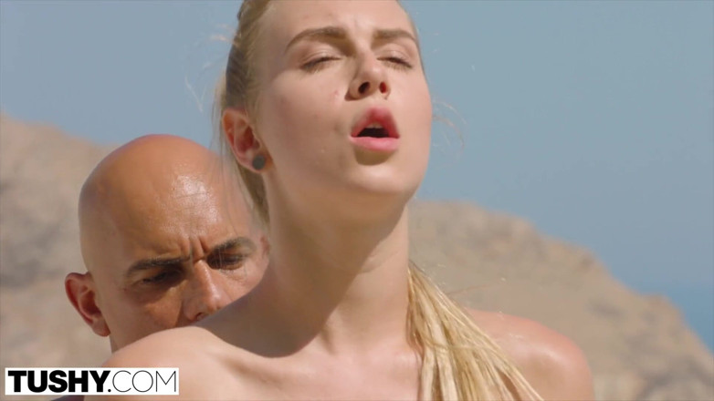 Tushy: TUSHY - ragazza ricca annoiata a bocca aperta per un personal...