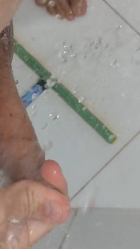 아직 펌핑된 정액 더러운 자지를 청소합니다.
