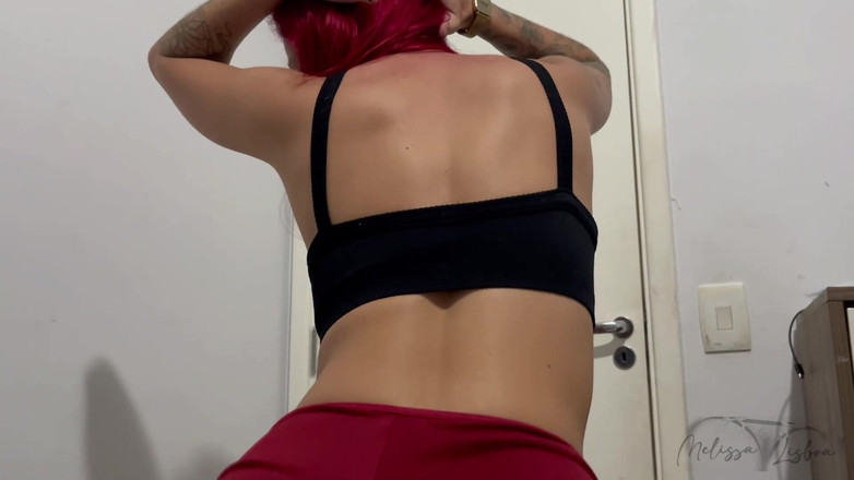 MaikinhoLisboa: Yaramaz kızıl saçlı funk şarkıcısı, kıçının içinde sikilmiş yarrağıyla twerk yapıyor