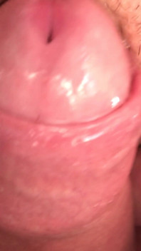 Volete vedere una figa che piscia da vicino? Ok, te lo mostrerò, ma in cambio voglio il tuo sperma!