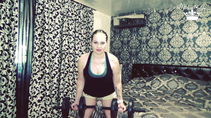 Goddess Misha Goldy: 105 ridicări de greutate se repetă pentru provocarea bicepsului!