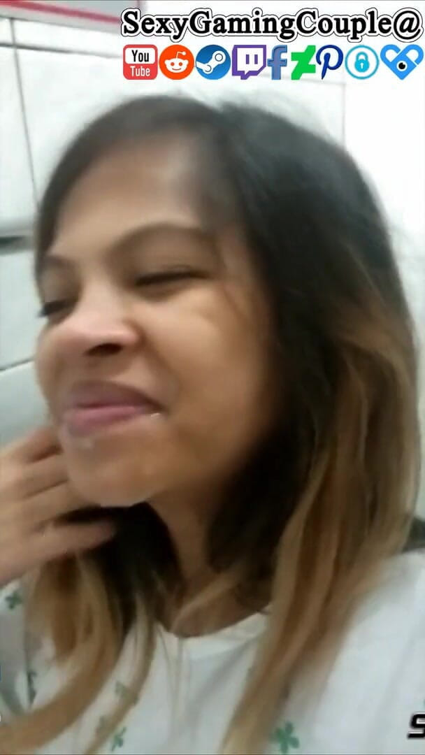 SexyGamingCouple: Isteri hamil memberikan blowjob di bilik air dengan iv masih...