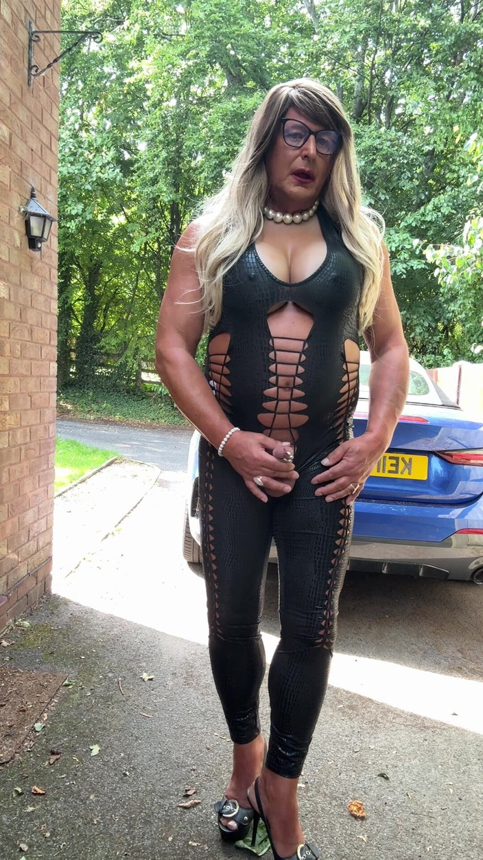 Kellycd2022: Sexig crossdresser Kellycd2022 i svart pvc catsuit och klackar