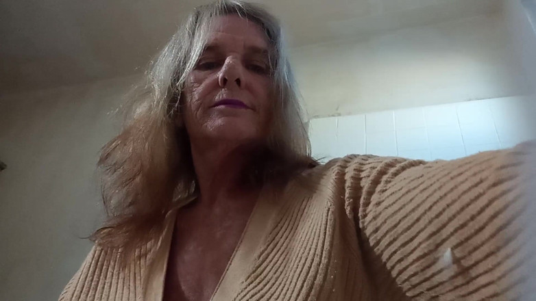 Lizzy Yum: Lizzy Yum Пок, ноябрь 2025, после оп шмель мастурбирует