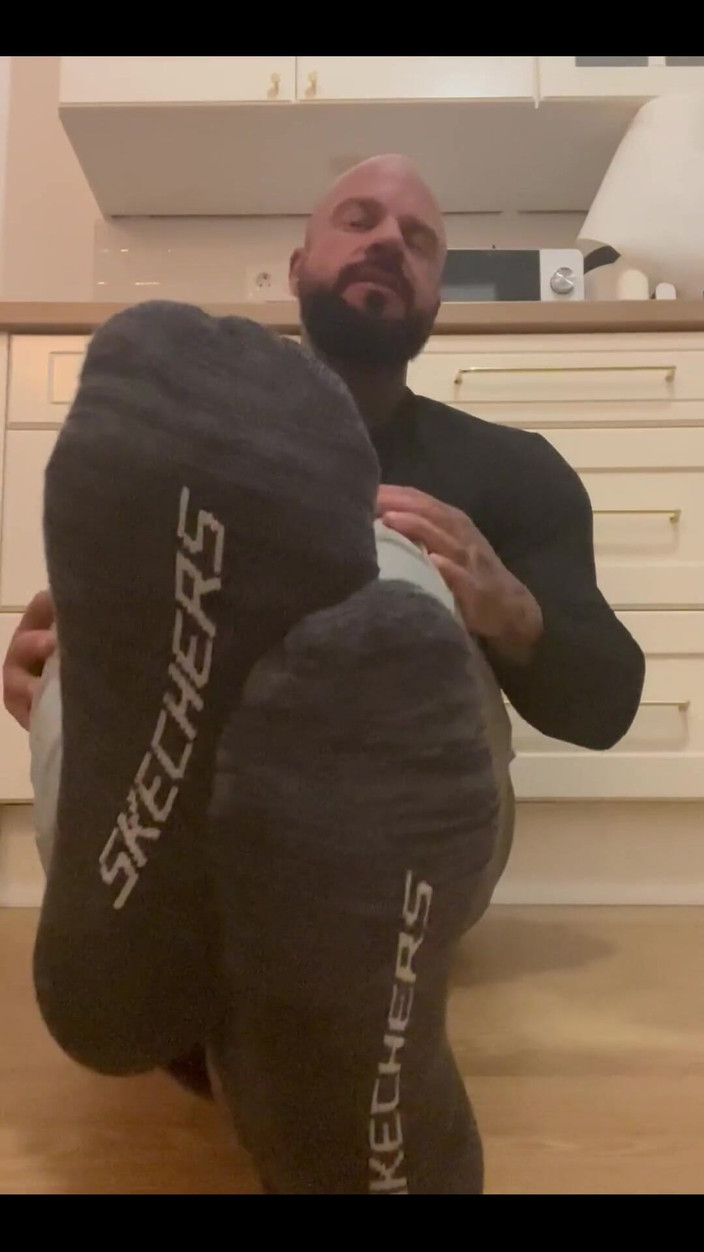 Jasons feet: Přinutím tě cítit moje páchnoucí žabky