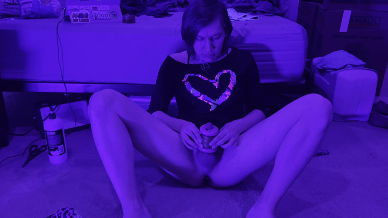 Puppersucc: Femboy met un plug anal et se branle avec Fleshlight...