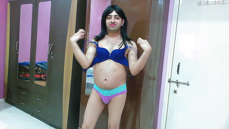 Cute & Nude Crossdresser: Tatlı kadın kılıklı travesti kadın egemenliği tatlı lolipop, işiyor, içiyor...