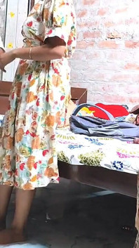 L'amica della sorella è tornata a casa per andare all'iscrizione, poi il fratellastro l'ha lasciato