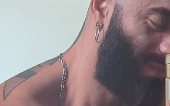 The bearded master: Předvádím mé silné tělo a tvrdého ptáka.