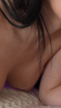 Une demi-sœur de 18 ans trouve les jouets de sa belle-mère et se baise seule à la maison