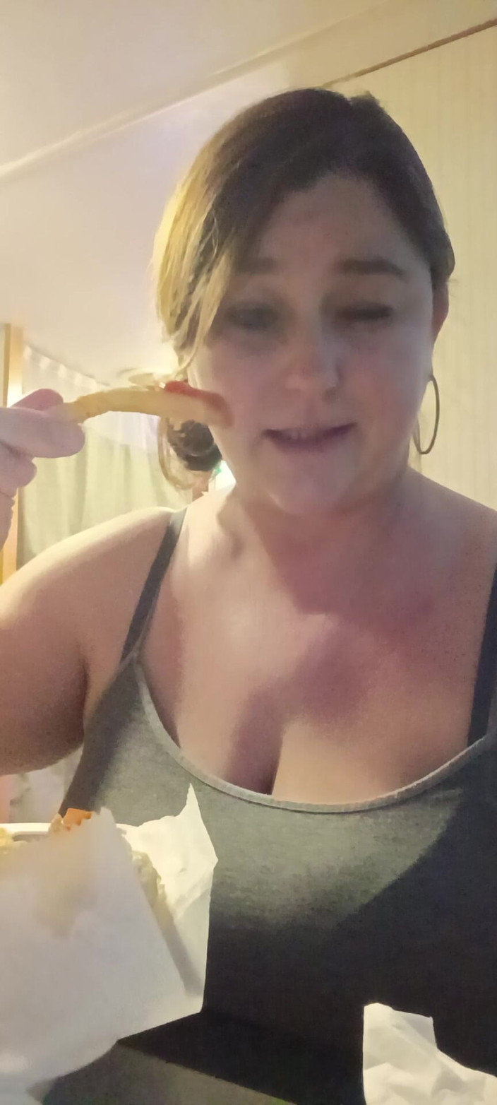 GoddessKristy00: Gudinna äter pizza