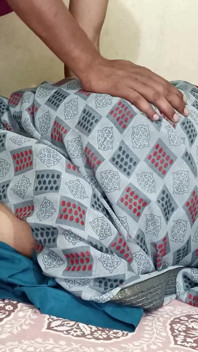 Індійська домогосподарка бхабхі займається сексом зі зведеним братом