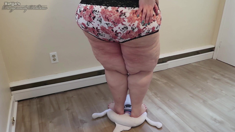 Xutjja: Squashing &amp; Trampling a Plush Toy