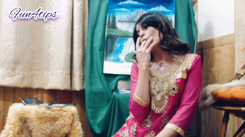 Bolly Karma: Futuro super webcam cadela primeiros passos tímidos