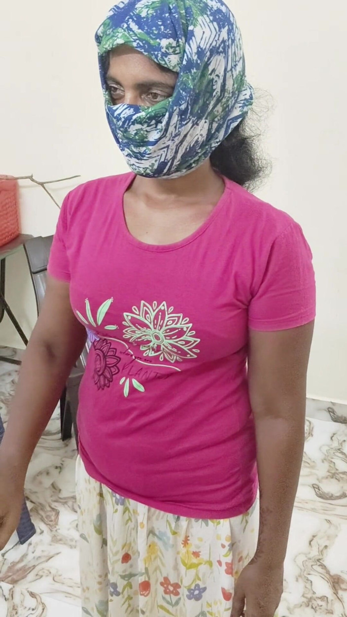 Thesana: Agentka inkasa půjčky šuká nevinnou manželku v domácnosti