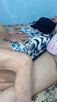Hardcore indischer mit Sara in Anwesenheit von dicken möpsen netu im dreier