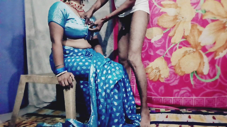 BendableFog5: भाभी उसने अपने देवर का लंड पकड़ा और उसे चूसा और अपनी भाभी को चोदा।