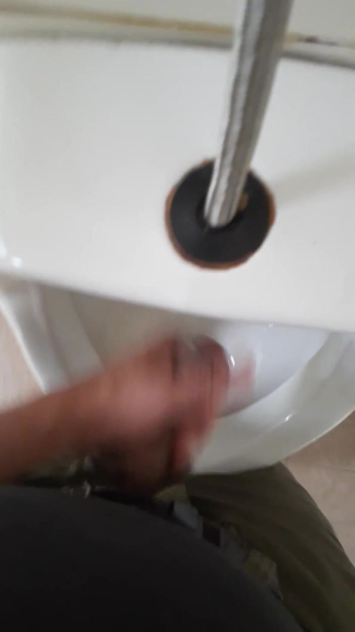 littlelatinhunter: Jag rycker av i ett offentligt badrum, jag cum och...