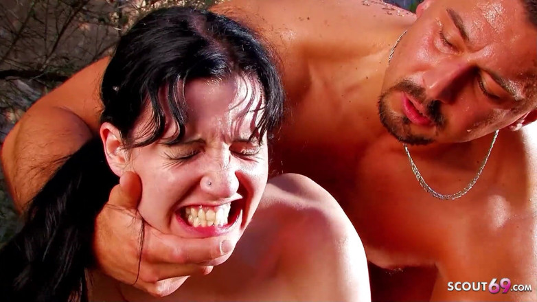 Full porn collection: Jurulatih kecergasan mengongkek remaja miang yang kurus Vladana di luar...