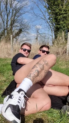 Mi scopo il mio chav fratellastro senza preservativo all'aperto nei boschi