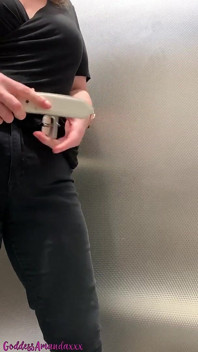 Seksi esmer çişini izlemene bayılıyor