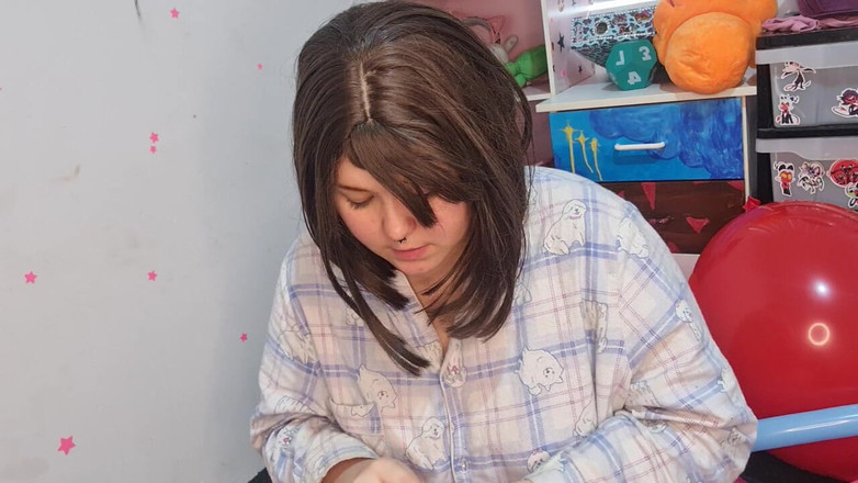 Dramatic Dumpster Fire: Kız her boyutta rastgele balon patlatıyor