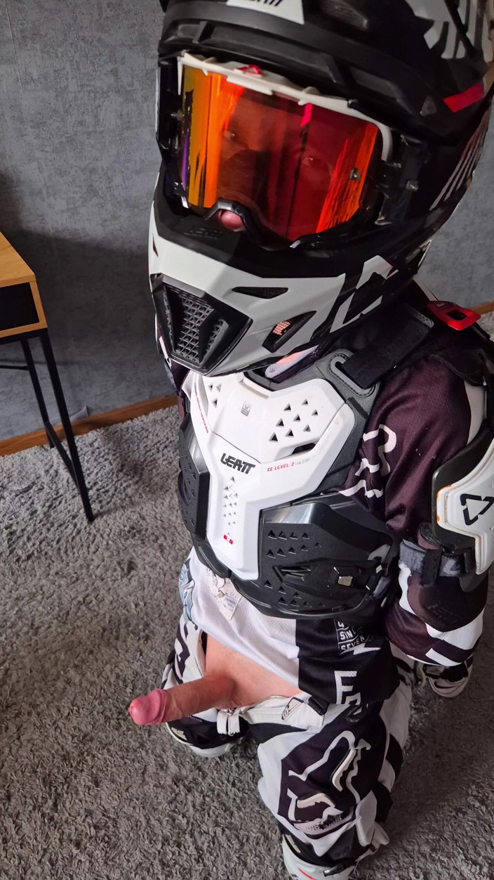 Sneakersmax98: Motocrosser excitat Motocrosser Biker se împinge pe el însuși edge, nu s-a...