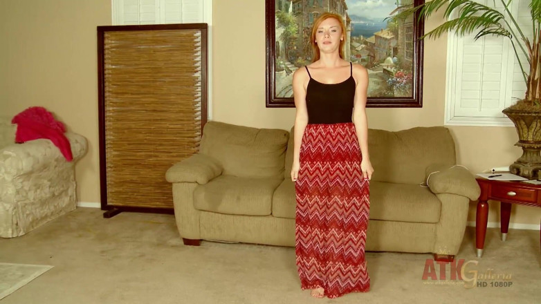 ATKIngdom Fans: La hermosa pelirroja Alex Tanner se quita la ropa en...