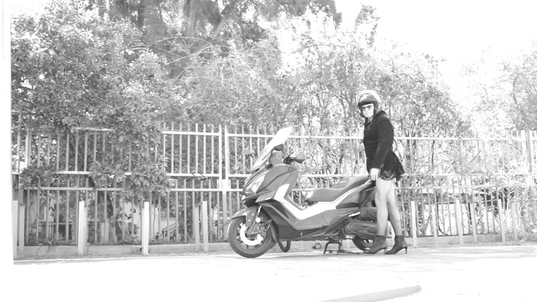 Voyager: Durante o passeio, sua saia levanta e revela seu pênis...