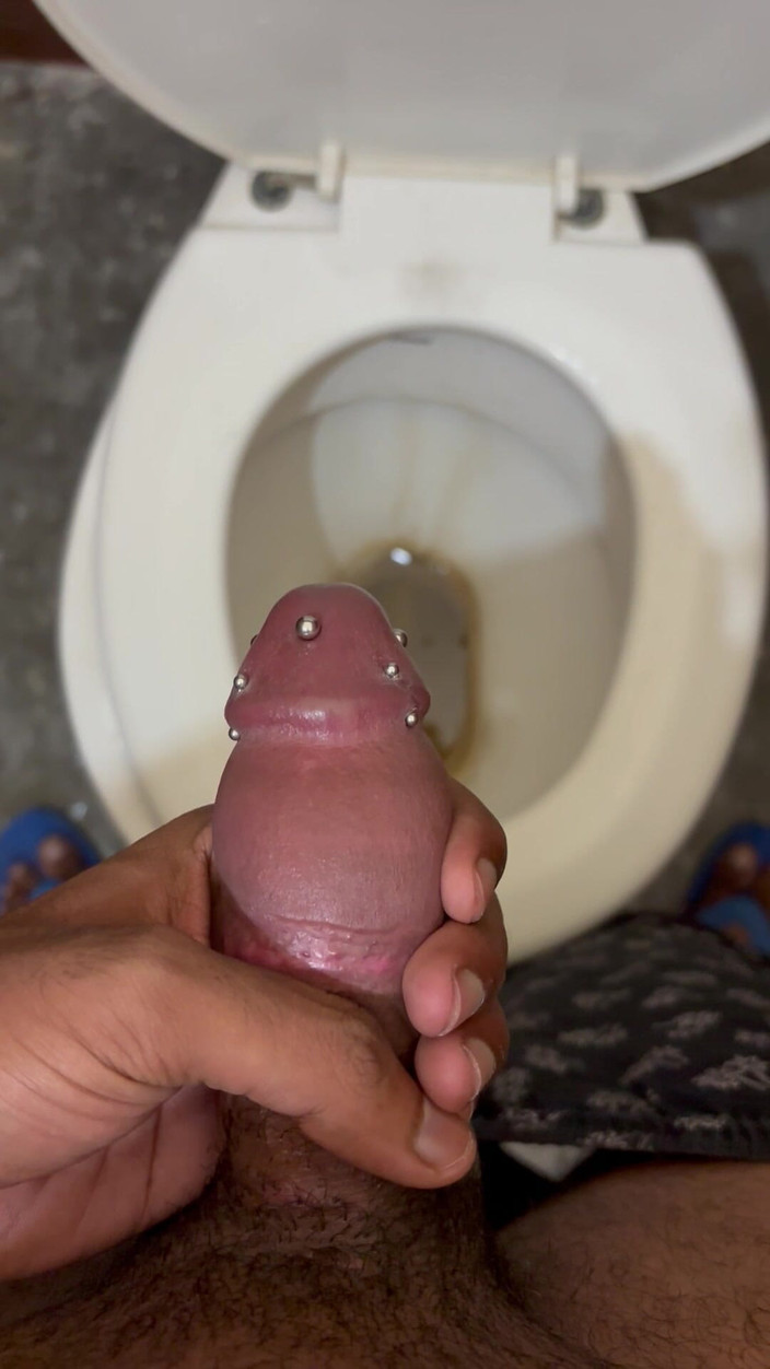 ISHNAV: Je peux pisser avec ma bite percée et jouir à la...