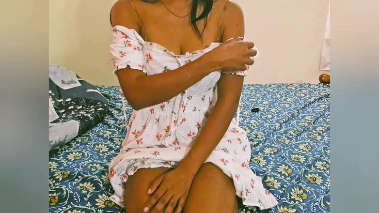 Izhahotmallu: 热辣的喀拉拉邦妻子喀拉拉邦伊扎。性感的裸体胸部秀。剥离