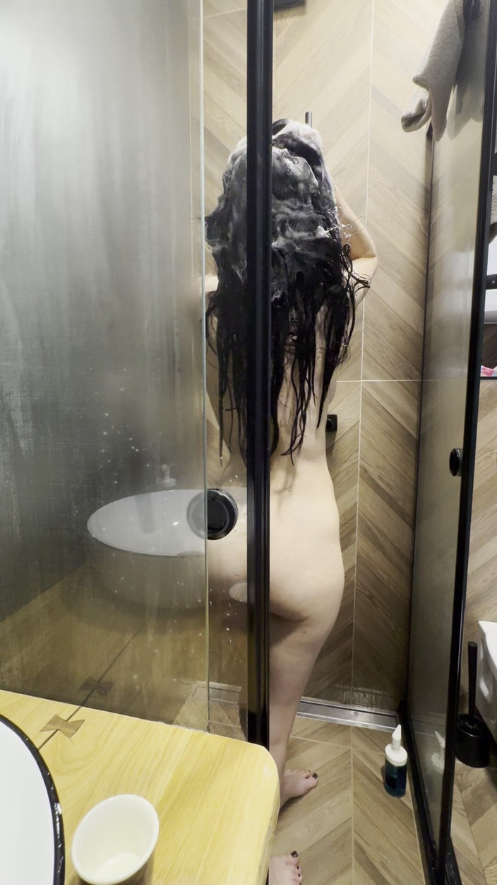 silicone_brunette: Dusche am morgen