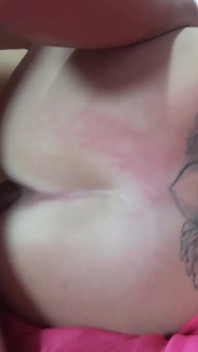 Dua cewek semok lagi asik muasin kontol besar pria yang beruntung