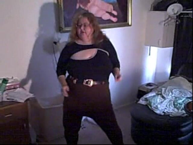 BBW nurse Vicki adventures with friends: Jururawat Vicki menelan barangannya!