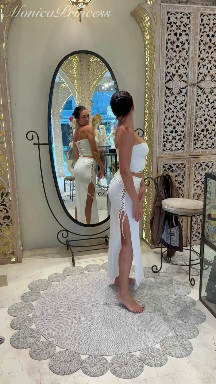 Princess Monica: 性感的巴厘岛服装在精品店尝试