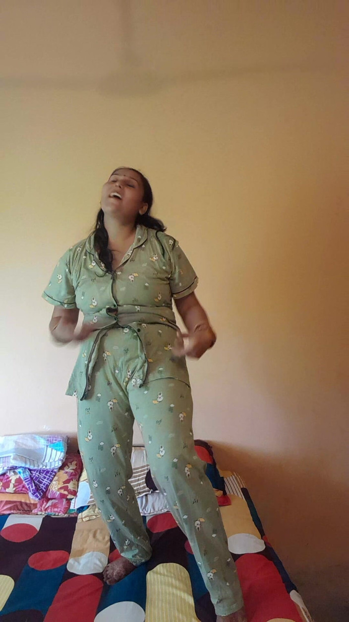 Puja555: Desi dziewczyna tańczy na łóżku