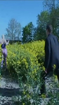 Сексуальна рабиня принижує, приковуючи на колінах на фермі
